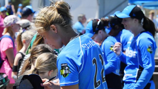 Rhiannon Dick of the Adelaide Strikers signs autographs after the Women’s Big Bash League cricket match between the Hurricanes and the Strikers at Gliderol Stadium, in Glenelg, SA, on Sunday, December 10, 2017. (AAP Image/David Mariuz)