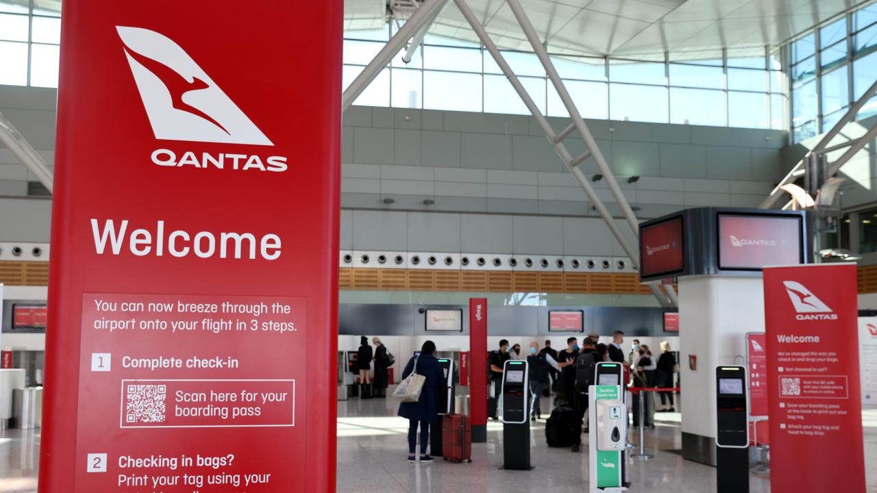 Qantas is one of the last international carriers to dump the vaccination rule. Picture: NCA NewsWire/Damian Shaw