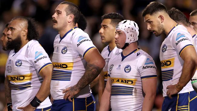 PENRITH, AUSTRALIA - SEPTEMBER 09: Eels players look on after a Panthers try during the NRL Qualifying Final match between the Penrith Panthers and the Parramatta Eels at BlueBet Stadium on September 09, 2022 in Penrith, Australia. (Photo by Mark Kolbe/Getty Images)