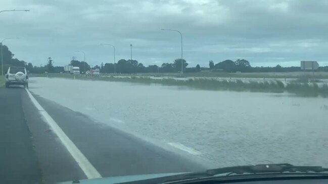 M1 reopens at Chinderah but water still impacting lanes