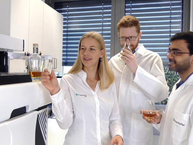 Fraunhofer IVV experts Doris Schicker, Andreas Grasskamp, and Satnam Singh with one of the analysed whiskies in their lab. Picture: Fraunhofer Institute for Process Engineering and Packaging IVV