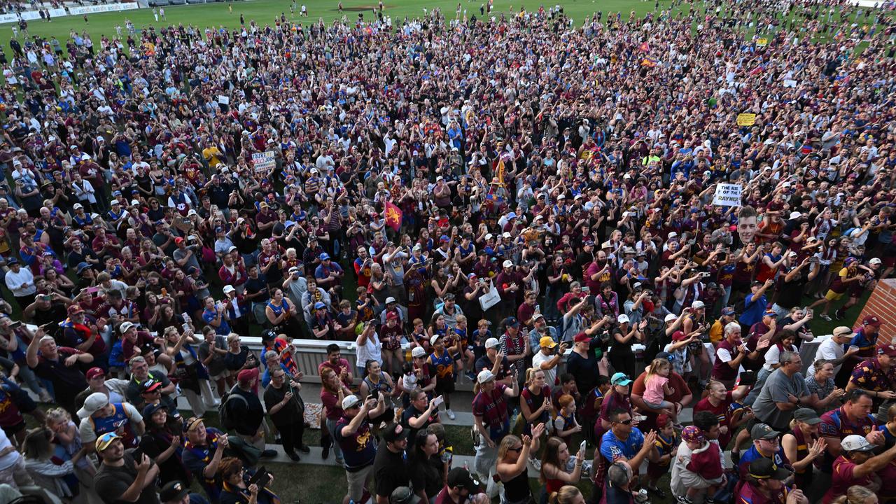 29/9/2024: Over 6000 Brisbane Lions fans greet their heroes after winning the AFL Grand Final yesterday, Springfield, Brisbane.