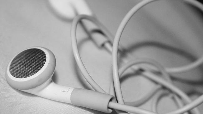 The Scientific Reason Why Your Iphone Headphones Get Tangled 