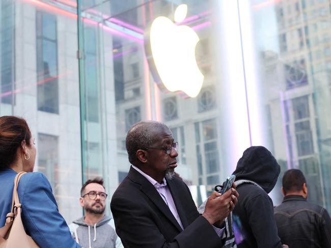 NEW YORK, NEW YORK - SEPTEMBER 20: People wait in line to purchase the new iPhone 16 at the Fifth Avenue Apple Store on September 20, 2024 in New York City. Apple CEO Tim Cook was in attendance at the opening of the Fifth Avenue Apple store for the release of the new iPhone 16 lineup, Apple Watch Series 10, the new black titanium Apple Watch Ultra 2, AirPods 4, and new colors for AirPods Max.   Michael M. Santiago/Getty Images/AFP (Photo by Michael M. Santiago / GETTY IMAGES NORTH AMERICA / Getty Images via AFP)