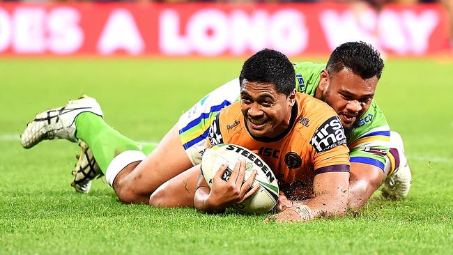 Anthony Milford scores a crucial try against the Raiders.