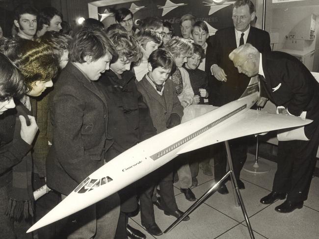 Wallis explains design principles of the Concorde to school children in January 1970.