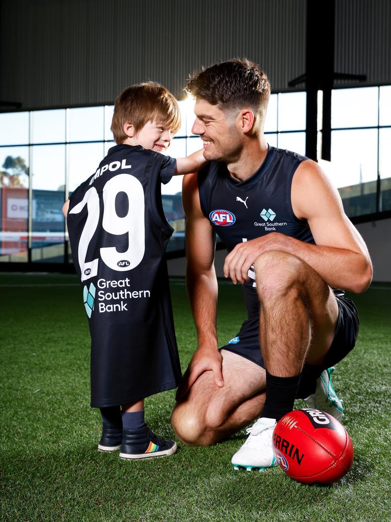 George Hewett with son Henry wearing his jumper. Picture: Dylan Burns/AFL Photos.