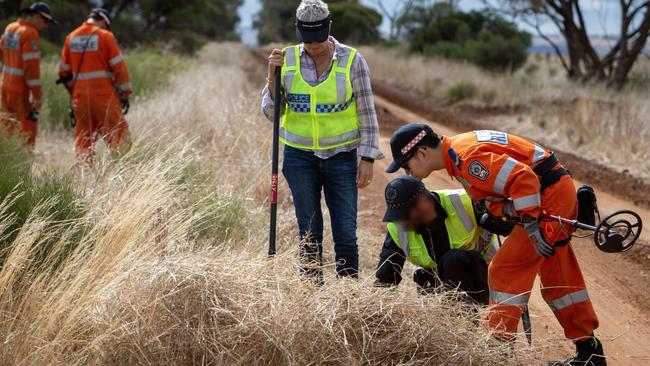 Detectives, STAR Group officers and SES workers search alongside dirt roads north of Adelaide for the body of Michael Purse. Picture: NCA / NewsWire Emma Brasier