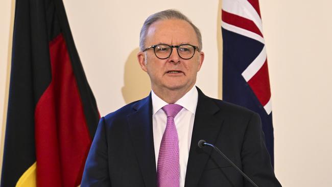 Shane Oliver warns that Australia should not give in to demands from the US. Picture: NewsWire / Martin Ollman