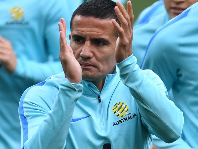 Tim Cahill leads the Socceroos as they jog laps during training at AAMI Park in Melbourne, Sunday, September 3, 2017. Australia plays Thailand in their final group qualifier on Tuesday. AAP Image/Julian Smith) NO ARCHIVING