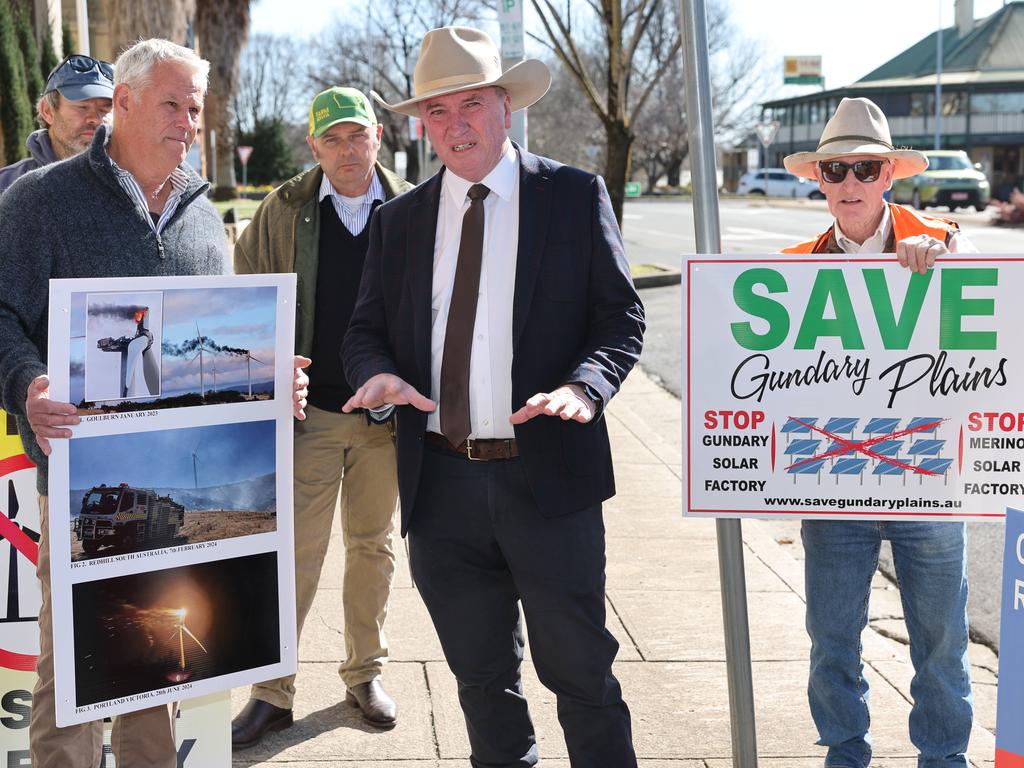 Barnaby Joyce talking to anti-wind farm protesters outside the Orange Ex-Services Club ahead of the Bush Summit. Picture: Rohan Kelly