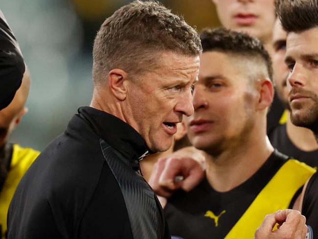 Damien Hardwick talks to his players during the loss to the Saints. Picture: Getty Images