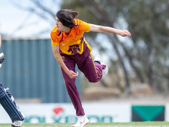 Sam Elliott bends his back during the Super Slam. Picture: Arj Giese. 