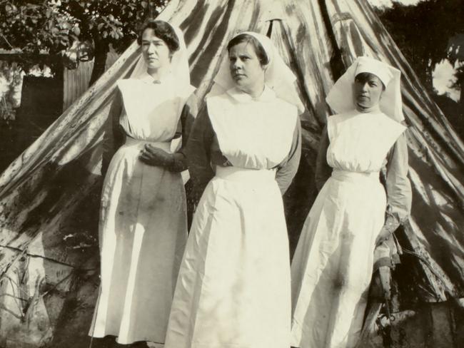 Nurse Ada Smith (l) with colleagues close to the front line. Picture: Australian War Memorial