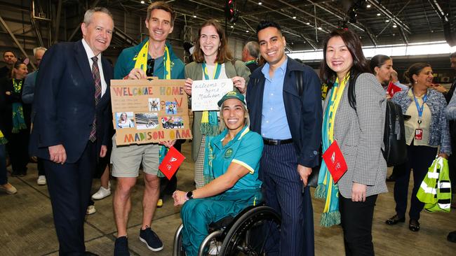 Marathoner Madison De Rozario of The Australian Paralympic Team is welcomed home from Paris by her Physio Ned Brophy-Williams, her friends Salil Kumar, Mariela Powell- Thomas and NDIS Minister Bill Shorten during the Welcome Home ceremony in Sydney. Picture: NewsWire / Gaye Gerard