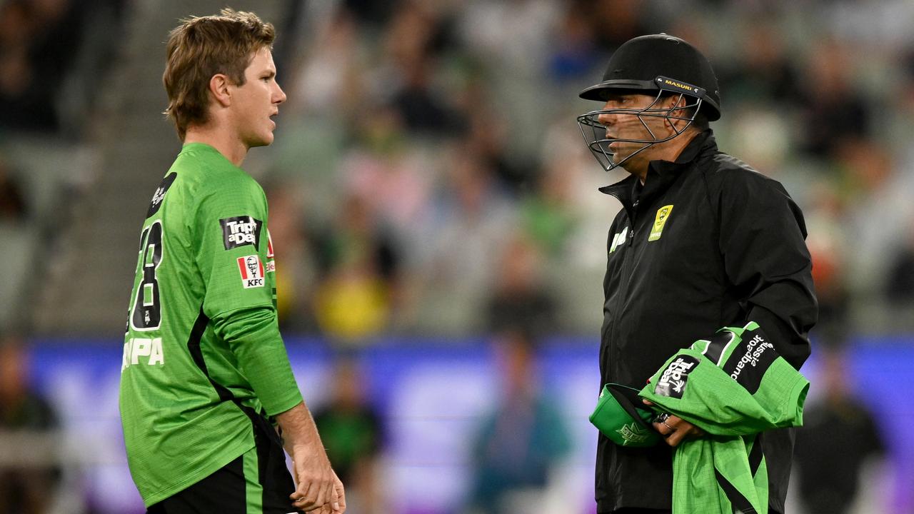 Adam Zampa speaking to the umpire after his attempted Mankad of Tom Rogers. Picture: Getty Images