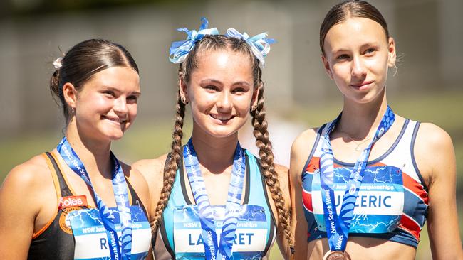 Under 17 200m final winner Tammin Lamprey from Sutherland, centre. Picture: Julian Andrews