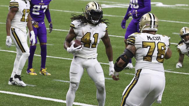 NEW ORLEANS, LOUISIANA - DECEMBER 25: Alvin Kamara #41 of the New Orleans Saints, center, scores his fourth touchdown of the game during the third quarter against the Minnesota Vikings at Mercedes-Benz Superdome on December 25, 2020 in New Orleans, Louisiana. Chris Graythen/Getty Images/AFP == FOR NEWSPAPERS, INTERNET, TELCOS &amp; TELEVISION USE ONLY ==