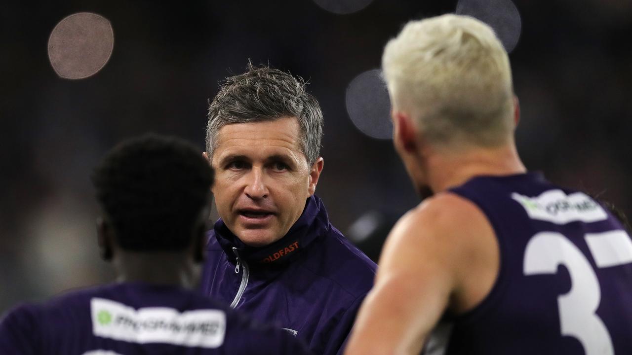 Justin Longmuir speaks to Rory Lobb during the 2022 AFL First Elimination Final. Picture: Will Russell