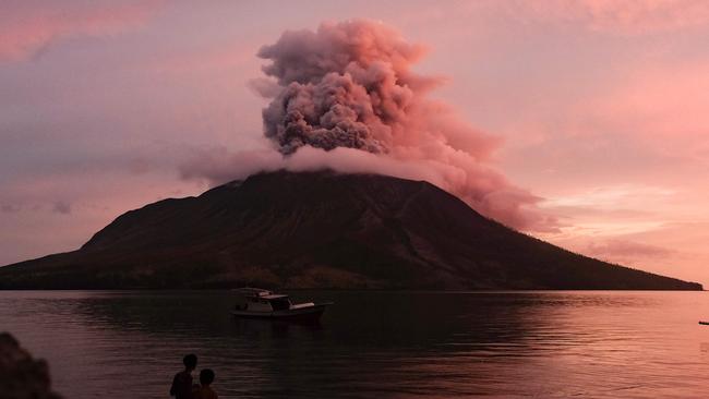 TOPSHOT - Mount Ruang volcano erupts in Sitaro, North Sulawesi, on April 19, 2024. A remote Indonesian volcano sent a tower of ash spewing into the sky on April 19, after nearly half a dozen eruptions earlier this week forced thousands to evacuate when molten rocks rained down on their villages. (Photo by Ronny Adolof BUOL / AFP)