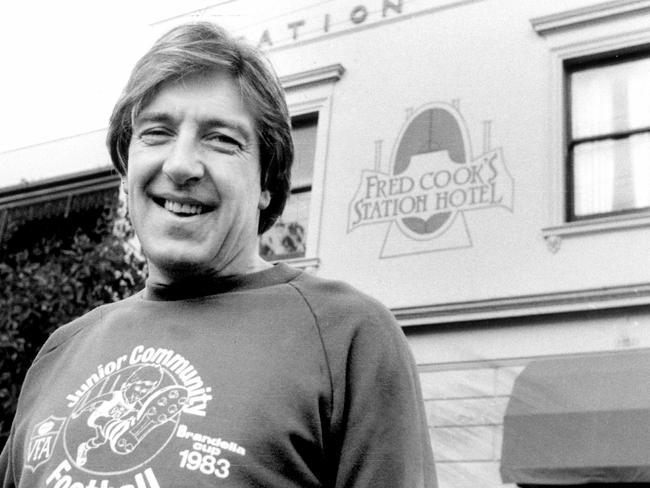 Fred Cook outside the Station Hotel in Port Melbourne in 1985.