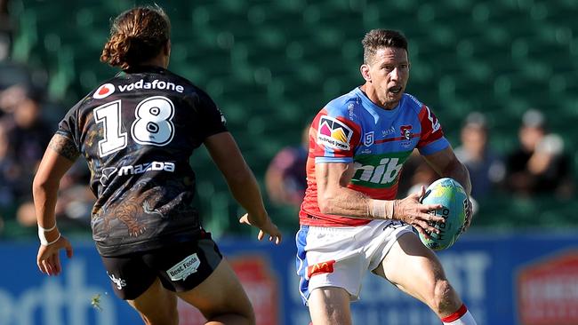 Kurt Gidley shows us he’s still got it, being instrumental in the Knights big win over the Warriors. Picture: AAP.