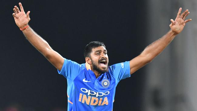 Indian cricketer Vijay Shankar celebrates after taking the wicket of Australia batsman Marcus Stoinis during the second one-day international (ODI) cricket match between India and Australia at the Vidarbha Cricket Association Stadium in Nagpur on March 5, 2019. (Photo by PUNIT PARANJPE / AFP) / ----IMAGE RESTRICTED TO EDITORIAL USE - STRICTLY NO COMMERCIAL USE-----