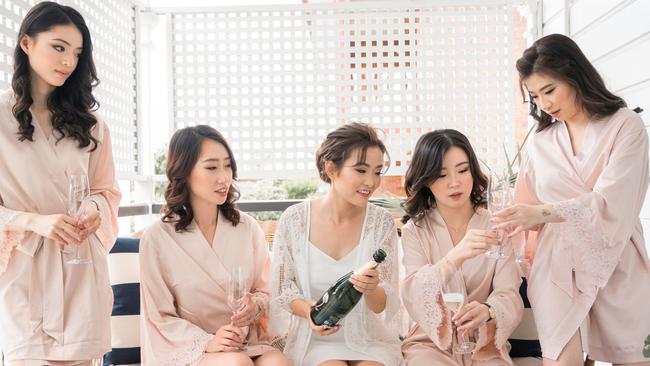 Girl time: Linda Zhang and bridesmaids, EVERNEW PHOTOGRAPHY