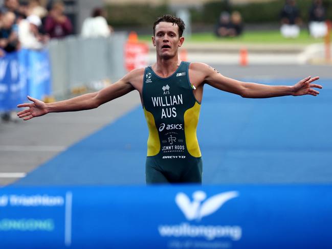 Luke Willian breaks the tape to win the Wollongong World Cup triathlon and enhance his Olympic selection chances. Pic by (Con Chronis/AusTriathlon)