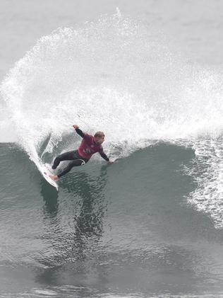 Fanning on his way to winning his quarterfinal matchup against Owen Wright. Picture: Jason Sammon