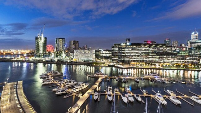 A vista of boats and the city from the apartment’s windows.