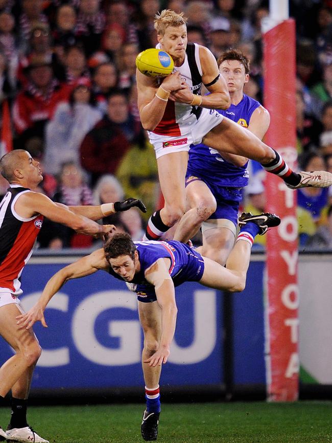 Nick Riewoldt in full flight during the preliminary final.