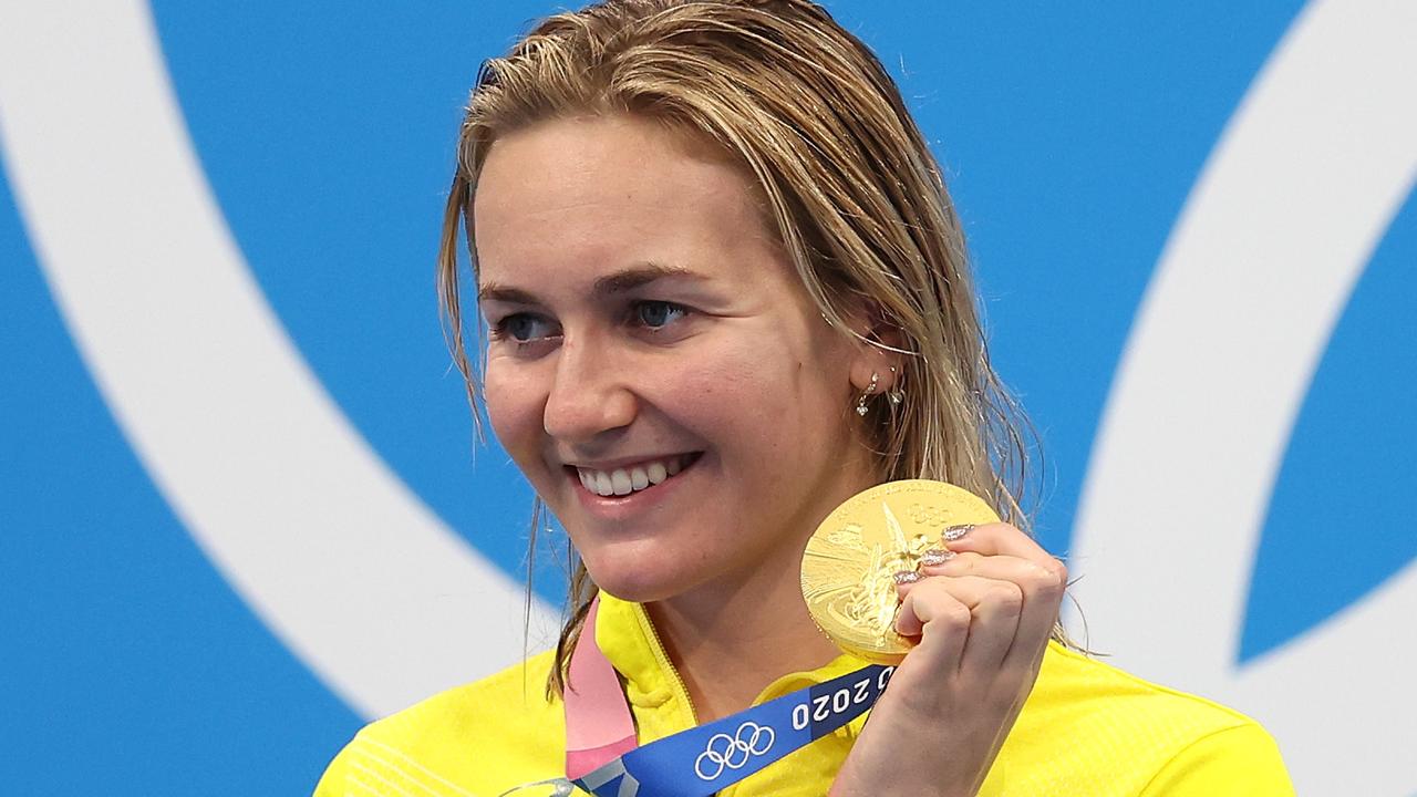 Ariarne Titmus poses with the gold medal for the Women's 200m Freestyle Final. Picture: Getty Images)