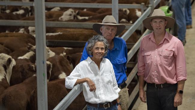 Anna and Michael Coughlan catch up with Matt Tinkler from Elders at the Wodonga sale on January 6. Picture: Zoe Phillips