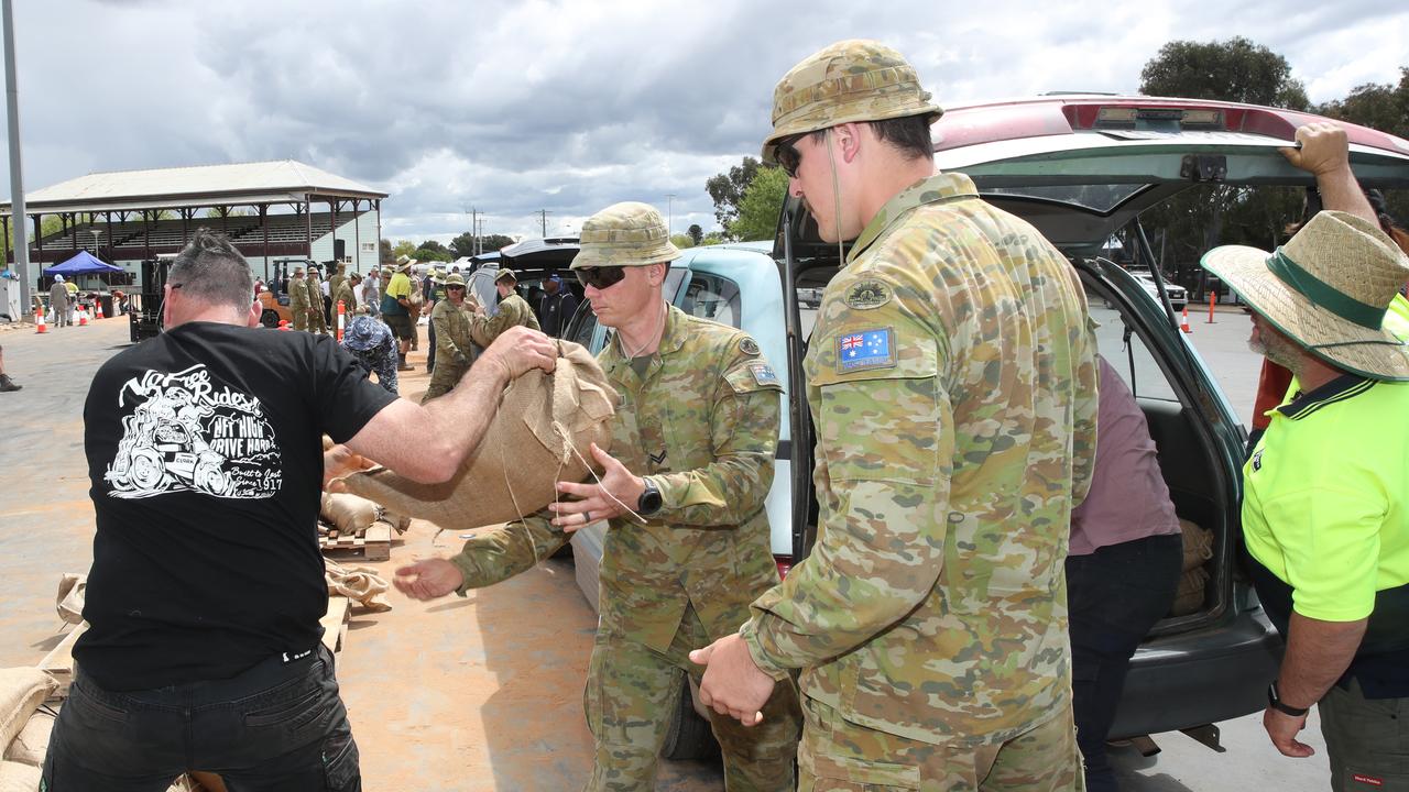 Locals, the army and emergency services fill sandbags at the Shepparton Showgrounds. Picture: David Crosling,