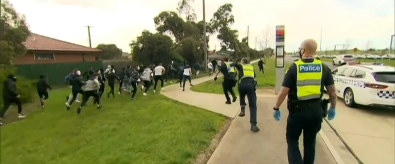 Protesters defy Vic lockdown laws