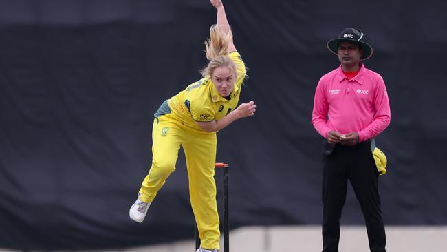 Kim Garth too 3-11 in at Sher-e-Bangla National Cricket Stadium on (Photo by Abhishek Chinnappa/Getty Images)