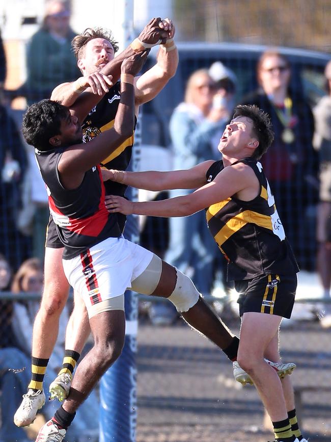 Boisdale-Briagolong’s Caleb Calwyn is spoiled by Wy Yung’s Dylan Somerville.