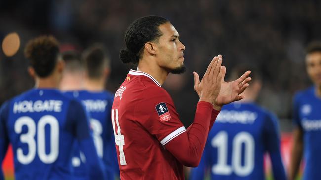 <a capiid="42cfc80971ace25fd5bfb7844af6e664" class="capi-video">Van Dijk scores debut winner</a>
                     Liverpool's Dutch defender Virgil van Dijk applauds before the start