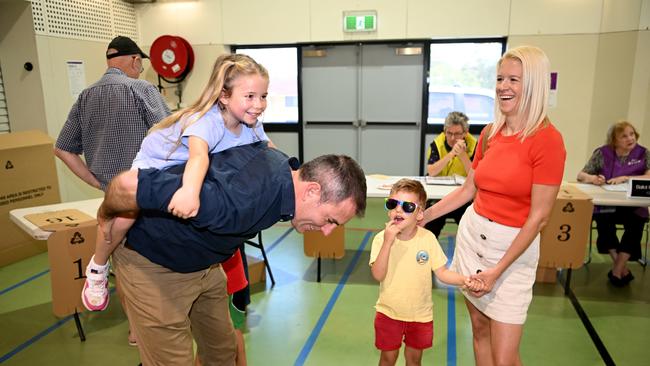 Federal Treasurer Jim Chalmers with his wife Laura and their children at Springwood Central State School. Picture: Dan Peled / NCA NewsWire