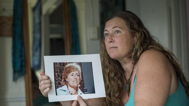 Shanelle Dawson holds a picture of her mother, Lynette. Picture by John Wilson