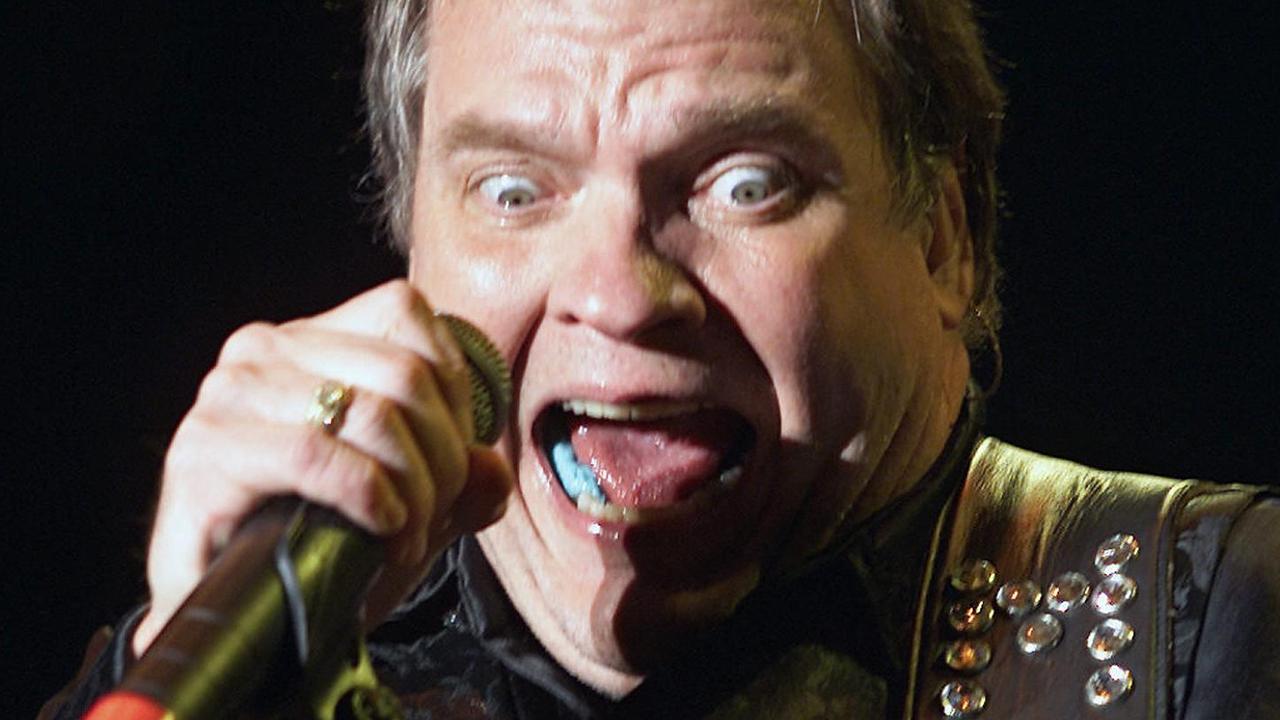 (FILES) This file photo taken on August 8, 2003 shows US singer "Meat Loaf" performing during a concert offered at "Zocalo" in Mexico City. - US singer and actor Meat Loaf, famous for his "Bat Out of Hell" album, has died aged 74, according to a statement on January 21, 2022. (Photo by Alfredo ESTRELLA / AFP)