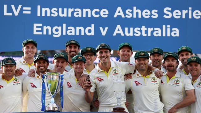 Pat Cummins lifts the Ashes Urn alongside teammates. Picture: Getty Images.