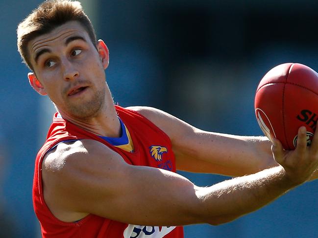 PERTH, AUSTRALIA - MAY 15: Elliot Yeo handballs during a West Coast Eagles AFL training session at Subiaco Oval on May 15, 2018 in Perth, Australia.  (Photo by Paul Kane/Getty Images)