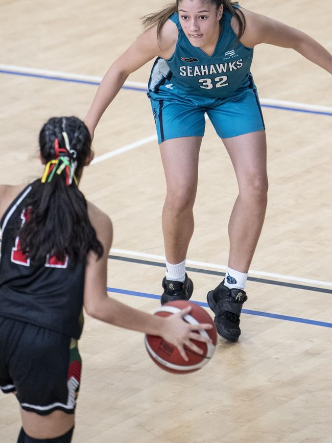 Caci Matangi for Seahawks. Div 2 Gold Medal Match North Gold Coast Seahawks Teal vs Southern Districts Titans. Under 16 Girls State Basketball Championships. Friday, April 15, 2022. Picture: Nev Madsen.