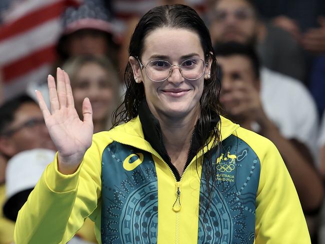 NANTERRE, FRANCE - AUGUST 03: Bronze Medalist Kaylee McKeown of Team Australia waves on the podium during the Swimming medal ceremony after the Women's 200m Individual Medley Final on day eight of the Olympic Games Paris 2024 at Paris La Defense Arena on August 03, 2024 in Nanterre, France. (Photo by Quinn Rooney/Getty Images)