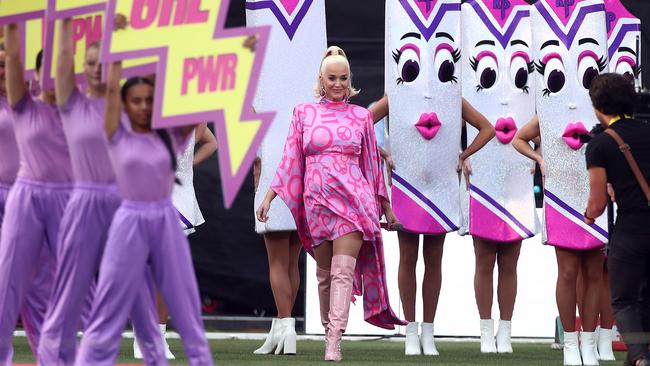 Perry walks onto the MCG. Picture: Getty )