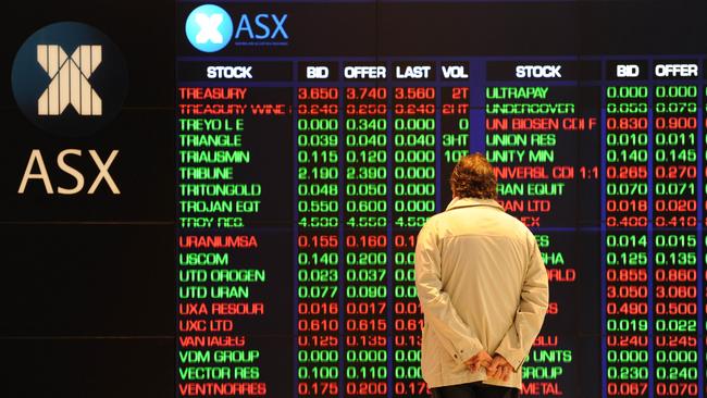 An investor watches the share price monitors at the Australian Stock Exchange (ASX) in Sydney, 19/08/2011 as Australian stocks slumped 2.75 percent following steep falls on international markets amid new worries that Europe and the US are sinking into recession.