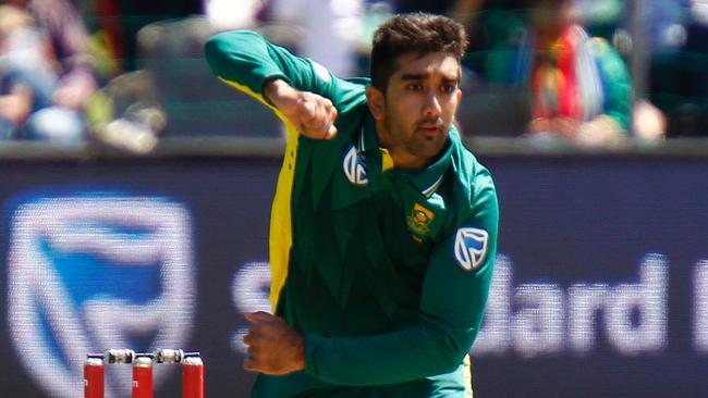 Tabraiz Shamsi bowls with his left hand and distracts the batsman with his right