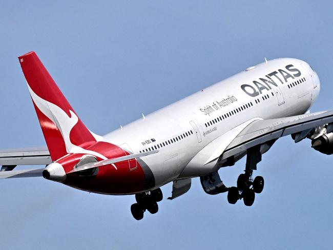 This picture taken on August 28, 2024 shows a Qantas plane taking off from Sydney International airport. Australian airline Qantas reported a slide in net profit as post Covid-19 fares dropped, but said it was working to rebuild its reputation after a string of public scandals. Net profit fell 28 percent to 48 billion USD in the financial year to June 30, the airline said. (Photo by Saeed KHAN / AFP)